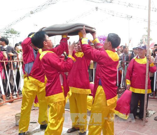 陈祠庙会期间举行的民间游戏。（图片来源：越通社）