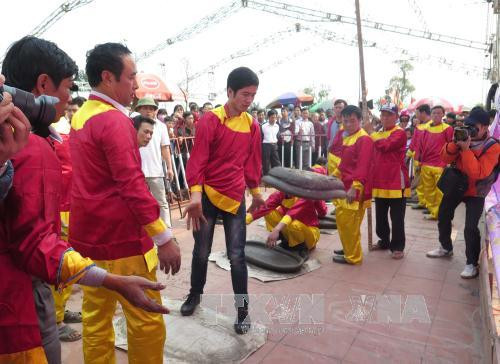 陈祠庙会期间举行的民间游戏。（图片来源：越通社）