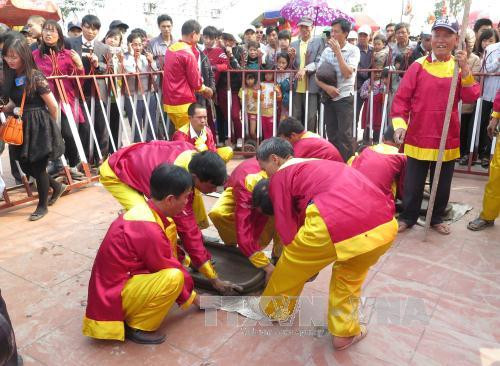 陈祠庙会期间举行的民间游戏。（图片来源：越通社）