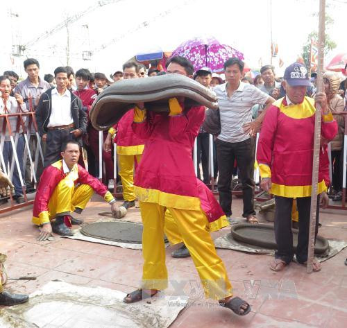 陈祠庙会期间举行的民间游戏。（图片来源：越通社）