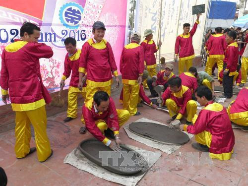 陈祠庙会期间举行的民间游戏。（图片来源：越通社）