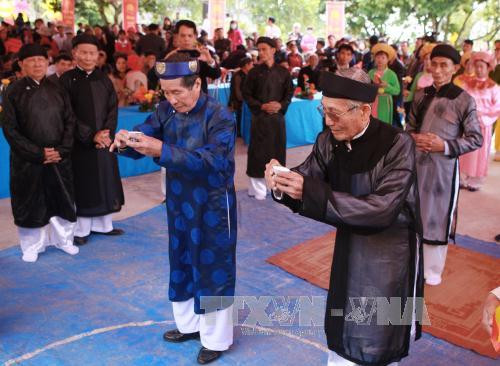 明誓庙会的各种仪式。（图片来源：越通社）