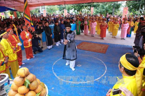 明誓庙会的各种仪式。（图片来源：越通社）