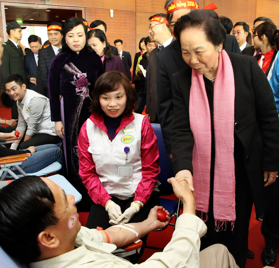 越南国家副主席阮氏缘鼓励献血志愿者。（图片来源：越通社）