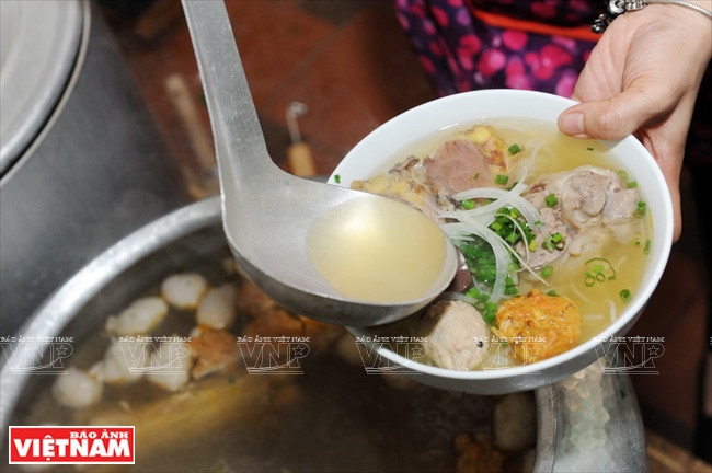 顺化牛肉米线用微辣的排骨汤做底，微甜而不腻（图片来源：越通社）