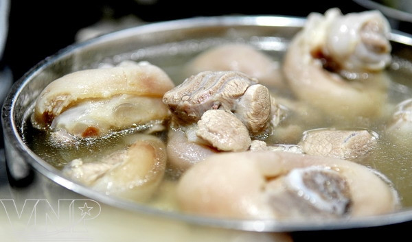 猪蹄切法也十分讲究：3厘米厚并带有适量的肉皮及骨头以达到肥瘦相宜的效果（图片来源：越通社）