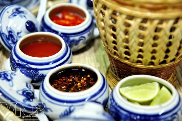 游客可根据自己的口味添加辣椒、米醋、柠檬等调料（图片来源：越通社）