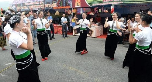 山罗省泰族同胞的“摆手舞”（Múa xòe）舞蹈。（图片来源：越南《人民军队报》）