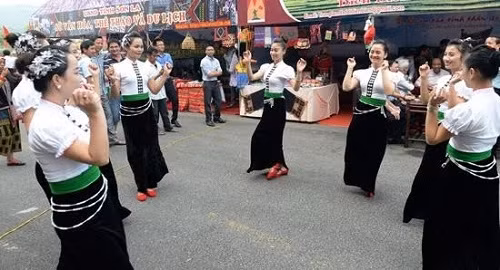 山罗省泰族同胞的“摆手舞”（Múa xòe）舞蹈。（图片来源：越南《人民军队报》）