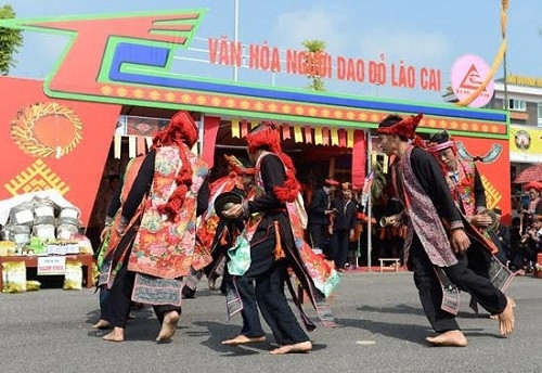 老街省瑶族同胞的跳舞春节（Tết Nhảy）。（图片来源：越南《人民军队报》）