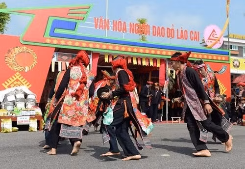 老街省瑶族同胞的跳舞春节（Tết Nhảy）。（图片来源：越南《人民军队报》）