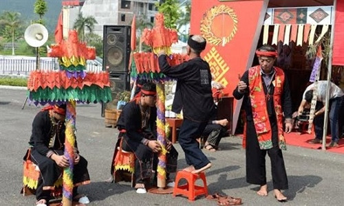 老街省瑶族同胞的跳舞春节（Tết Nhảy）。（图片来源：越南《人民军队报》）