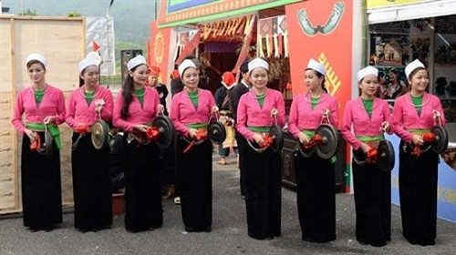 和平省芒族（Mường）少女锣鼓表演节目。（图片来源：越南《人民军队报》）