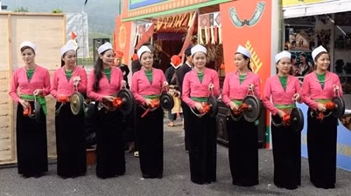 和平省芒族（Mường）少女锣鼓表演节目。（图片来源：越南《人民军队报》）