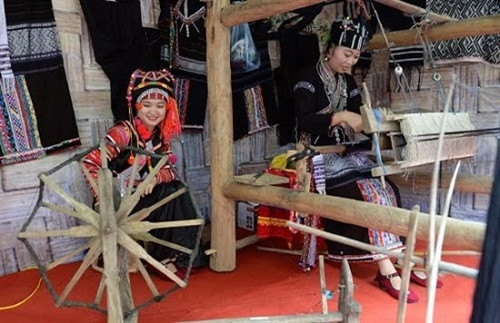 莱州省哈尼族、卢族（Lự）同胞进行传统土布编织活动。（图片来源：越南《人民军队报》）
