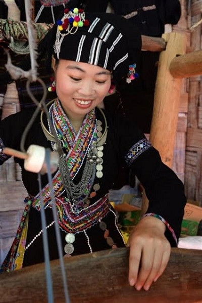 莱州省哈尼族、卢族（Lự）同胞进行传统土布编织活动。（图片来源：越南《人民军队报》）