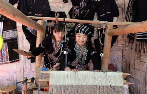 莱州省哈尼族、卢族（Lự）同胞进行传统土布编织活动。（图片来源：越南《人民军队报》）
