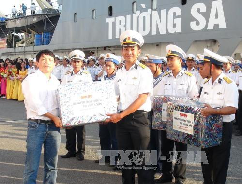 《年轻报》社代表托送在长沙驻扎的战士们的礼物。（图片来源：越通社）