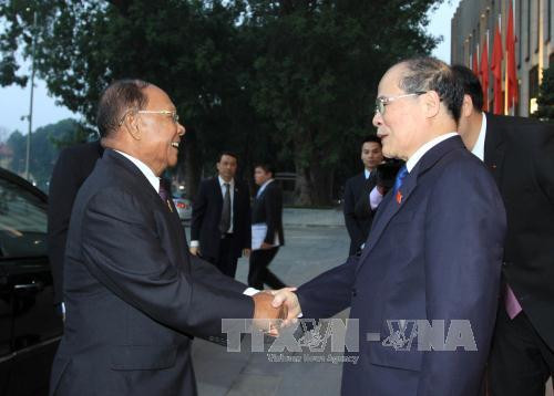 越南国会主席阮生雄会见柬埔寨国会主席韩桑。（图片来源：越通社）