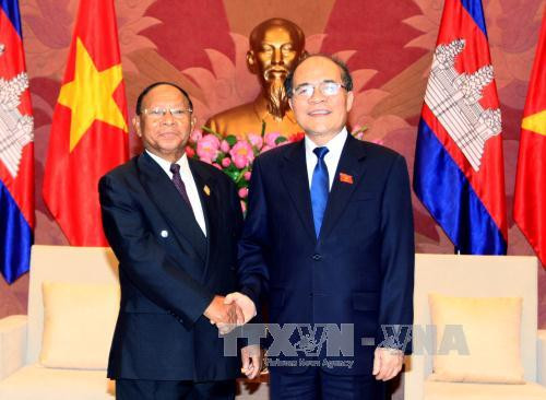 越南国会主席阮生雄会见柬埔寨国会主席韩桑。（图片来源：越通社）