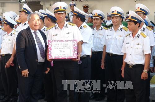 庆和省和海军某区司令部领导慰问赴长沙工作的战士们。（图片来源：越通社）