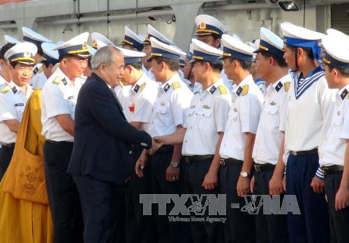 庆和省和海军某区司令部领导慰问赴长沙工作的战士们。（图片来源：越通社）