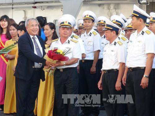 庆和省人民委员会副主席陶功天向前往长沙岛县的干部和战士们送鲜花。（图片来源：越通社）