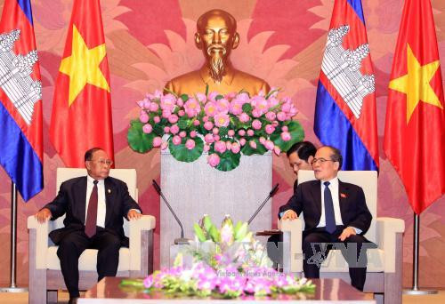 越南国会主席阮生雄会见柬埔寨国会主席韩桑。（图片来源：越通社）