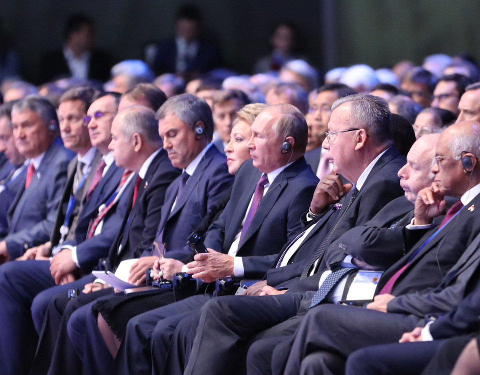 普京和各国议会代表出席开幕式。