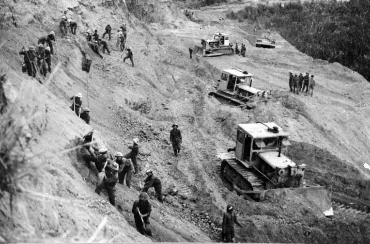 在长达16年期间（1959-1975年），克服了许多艰苦和牺牲，部队、志愿青年、前线的民兵力量在弹雨枪林中开辟并发展了“传奇”的胡志明路，为抗美战争的胜利做出了重要贡献；成为20世纪越南革命英雄主义的象征。图自越通社