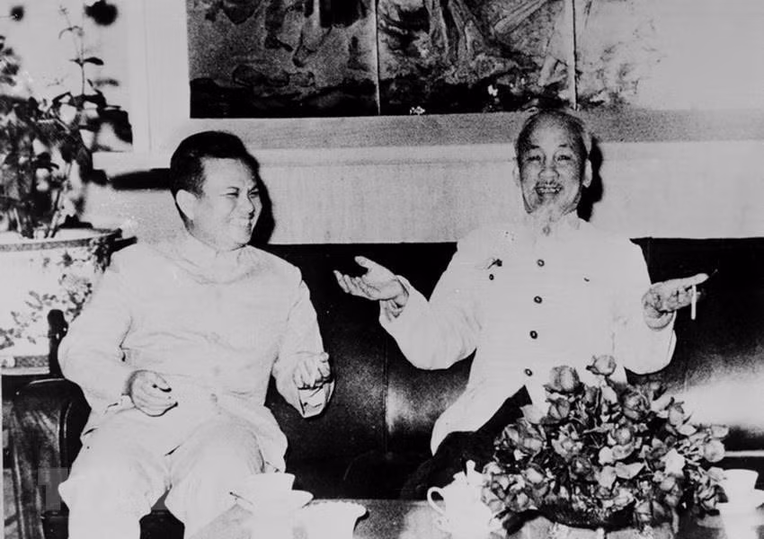 1966年，胡志明主席亲密会见由凯山•丰威汉（Kaysone Phomvihane）率领对越南进行友好访问的老挝党和爱国阵线代表团。图自越通社