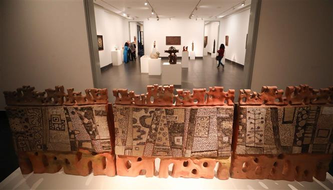 展览上陈列的雕刻作品。图自越通社