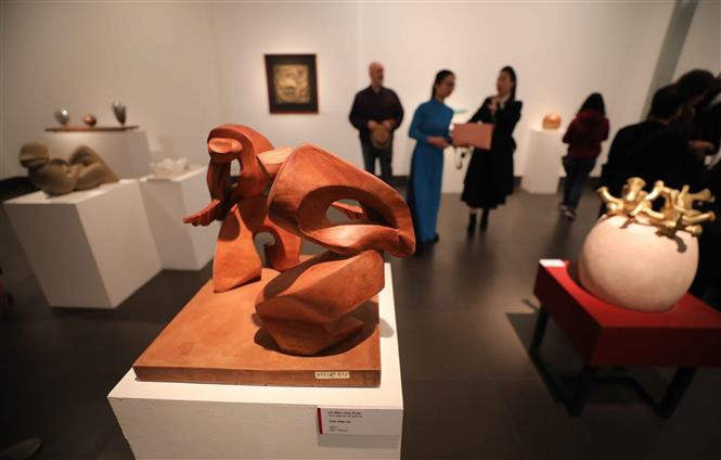 展会上展示的雕刻作品。图自越通社