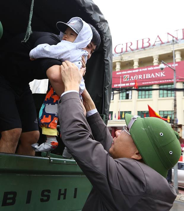 一名小孩被河静省部队成功解救。图自越通社