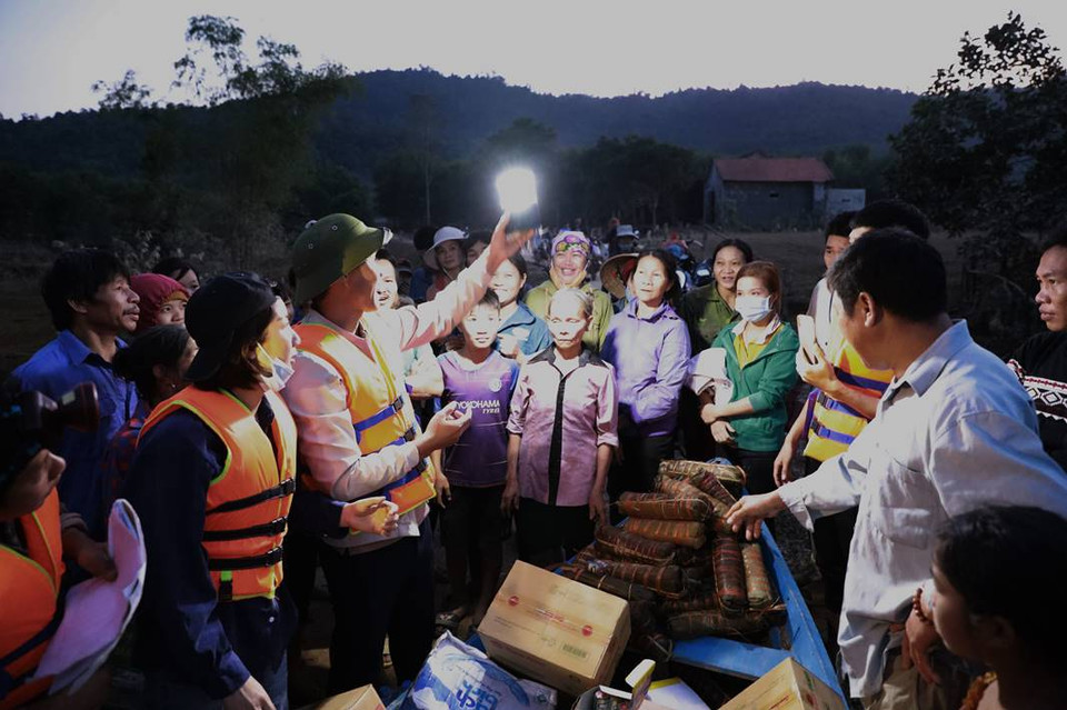 因洪涝而被孤立三天的黄宝忠家庭得到解救并送到安全地点。图自越通社