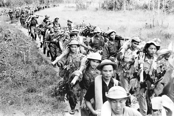 东南部解放军在1964-1965年的冬春战役中行军。图自越通社