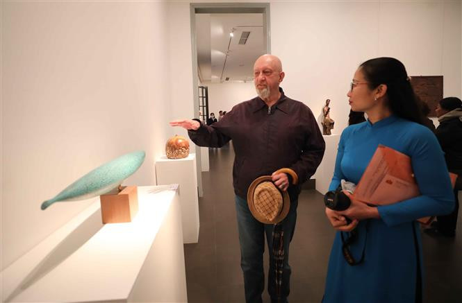 该雕刻展吸引了国内外参观者的关注。图自越通社