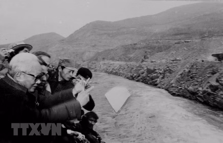 越南政府总理范文同于1986年1月9日出席和平水电站动工兴建仪式。越通社资料图