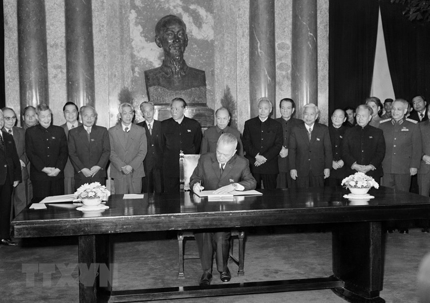 1980年12月，代越南国家主席阮友寿签发关于颁布新宪法的主席令。越通社资料图