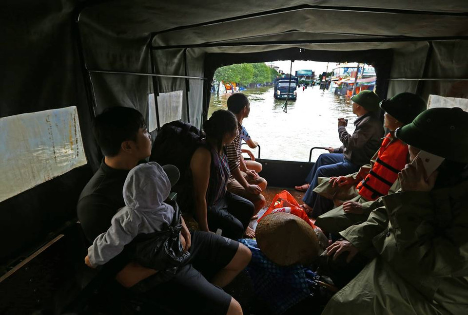 因洪涝而被孤立三天的黄宝忠家庭得到解救并送到安全地点。图自越通社