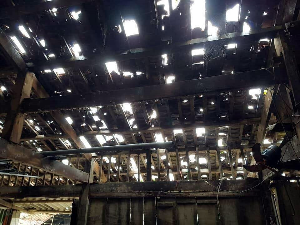 民房因冰雹严重受损。（图片来源：越通社）