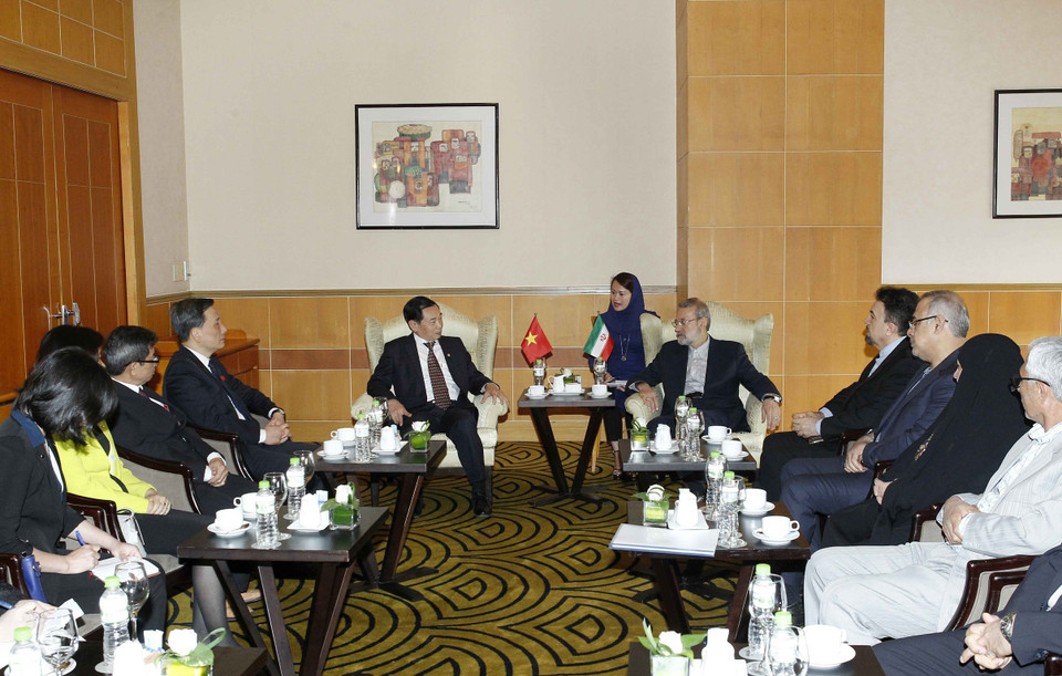 越南伊朗议员友好小组主席邓如利在河内礼节性拜会伊朗伊斯兰共和国议会议长阿里•拉里贾尼。越通社记者 文叠 摄