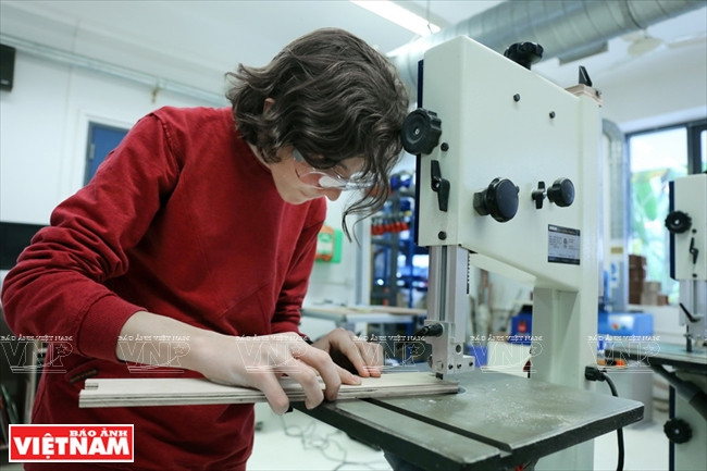 附属工厂设备齐全。本报记者 庆龙 摄