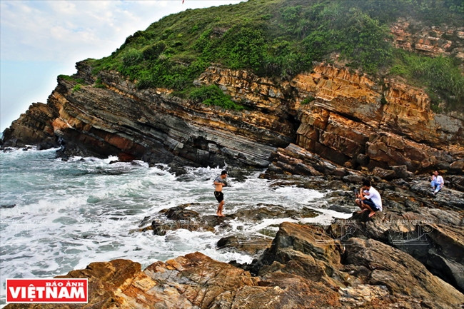 游客喜欢探索龙爪礁的沉积岩。（图片来源：越南画报）