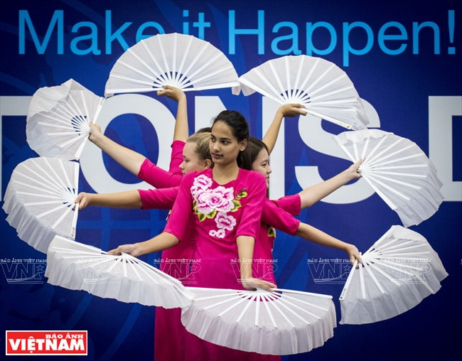 学生表演扇舞节目。图/资料