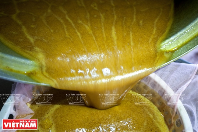 棕糖浆熬好后要过滤，保证卫生。（图片来源：越南画报）