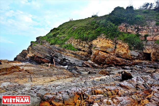 龙爪礁是数万年海水侵蚀生成的沉积岩。（图片来源：越南画报）