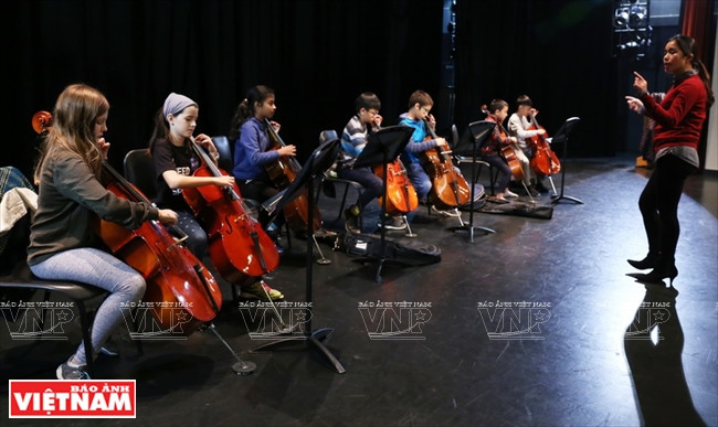 剧院有400个座位和现代舞台。本报记者 庆龙 摄