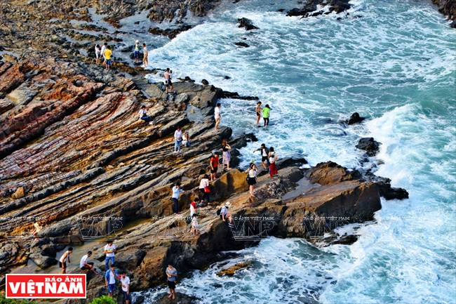 龙爪礁景色迷人，给游客印象深刻。（图片来源：越南画报）