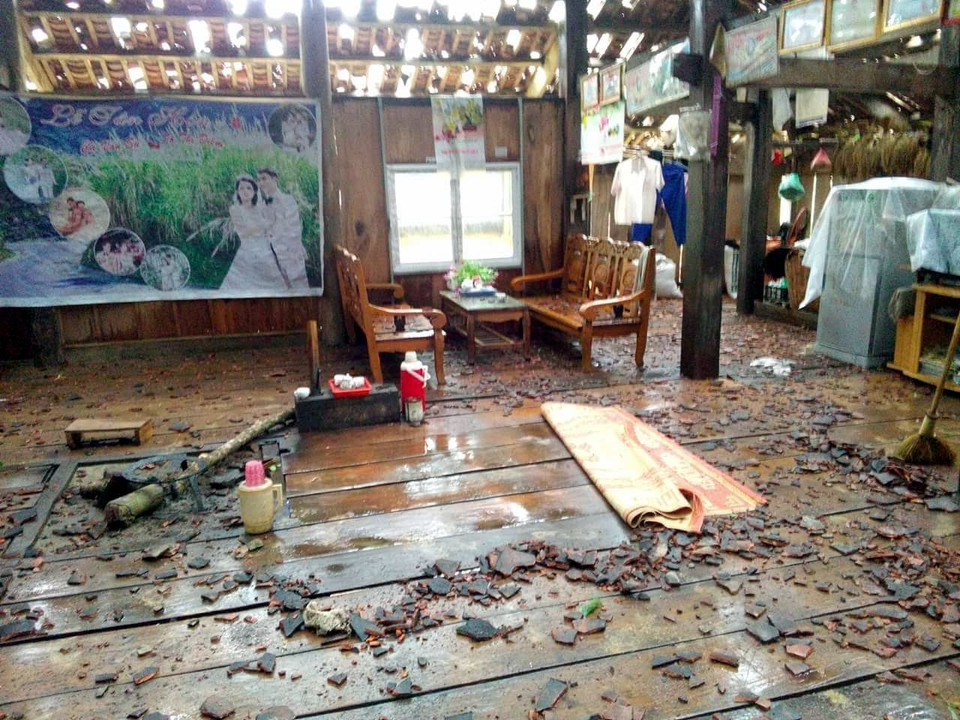 民房因冰雹严重受损。（图片来源：越通社）